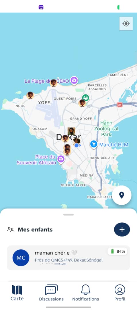 Application Kaaraange Kids affichant la position des enfants en temps réel sur une carte de Dakar