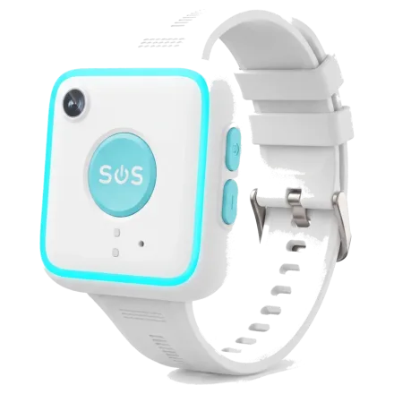 Le traceur Kaaraange clipsé dans son bracelet silicone blanc, porté comme une montre